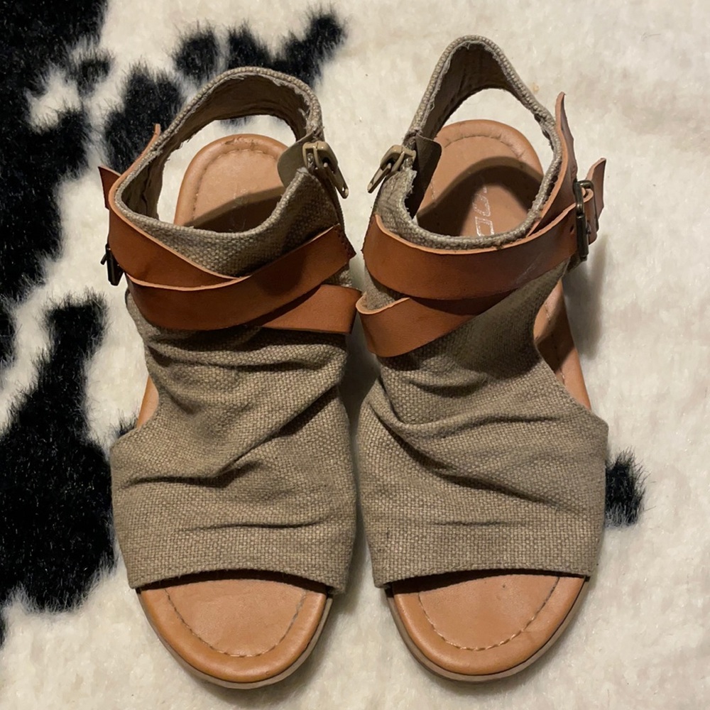 Soda canvas sandals size 6